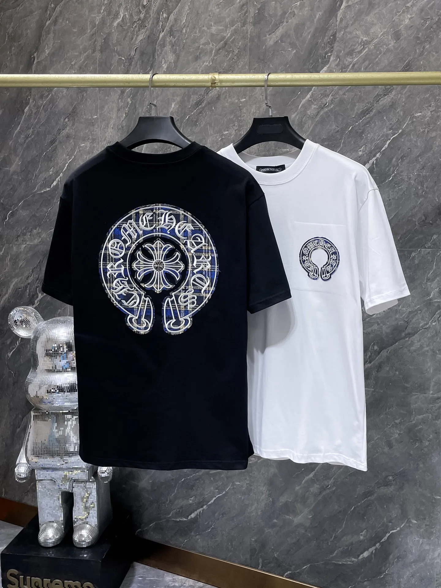 P160 New Chrome Hearts 25ss for summer. High-weight, environmentally friendly and high-quality top-grade fabric. 280g Chrome Horseshoe Contrast Color Patch Short Sleeves. Heavy-duty pure hand-cut patch embroidery technology. Counter synchronization. Re-engraved version 1:1. Recommended Color: Black White. Size: S, M, L, XL.